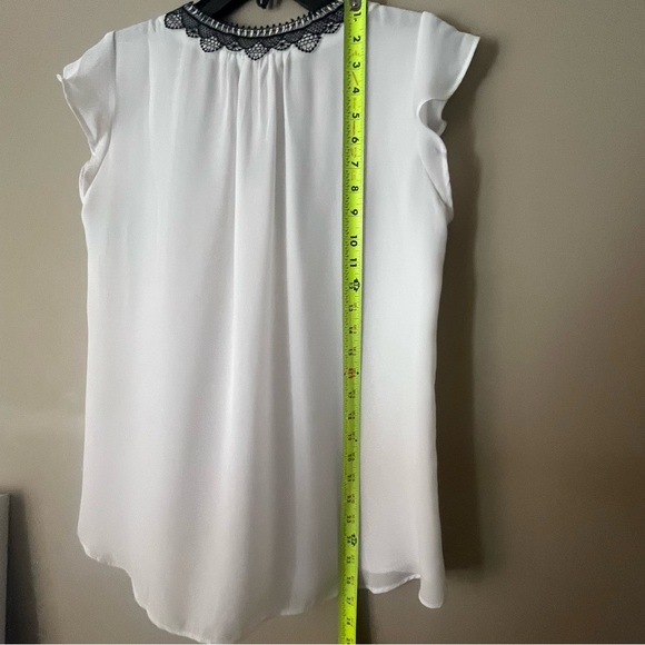 White House Black Market off white Lace Trim Cap-Sleeve Top Size 4 - Picture 5 of 8